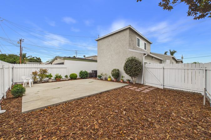 741 W Hill St Long Beach CA - 031 - Backyard 1