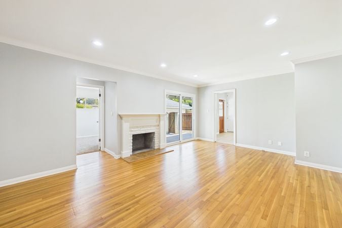 1902 Lees Ave Long Beach CA - 006 - Living Room 2