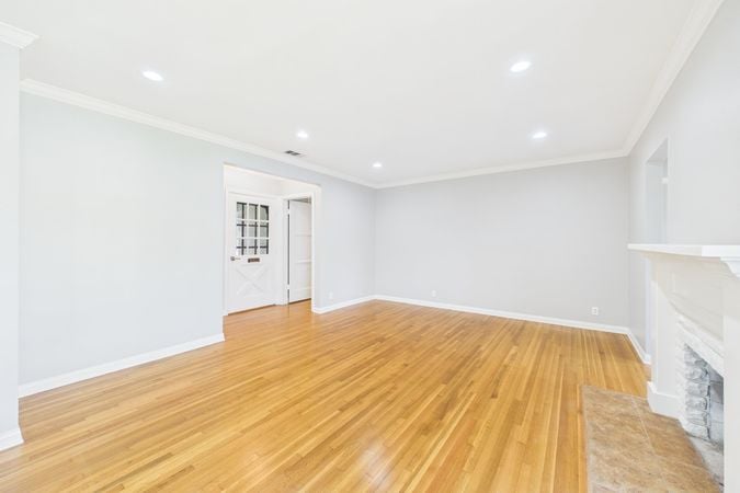 1902 Lees Ave Long Beach CA - 008 - Living Room 4