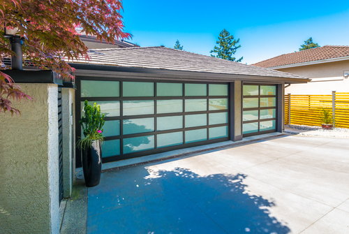 Garage,With,Wide,,Long,Nicely,Paved,Driveway.