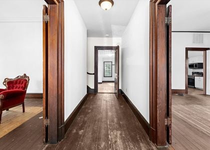 14-201 S Main St-Hallway-13