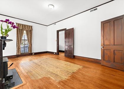 18-201 S Main St-Family Room4-17