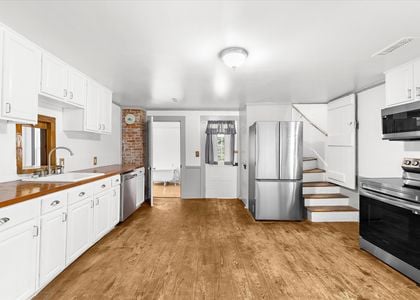 20-201 S Main St-Kitchen2-19