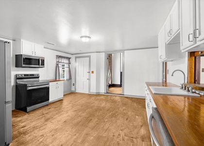 21-201 S Main St-Kitchen3-20