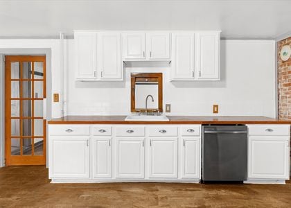 22-201 S Main St-Kitchen4-21