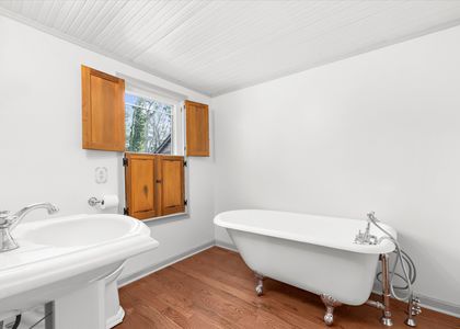 24-201 S Main St-FullBathroomMain23