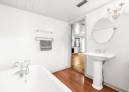 25-201 S Main St-FullBathroomMain2-24