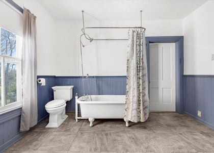 48-201 S Main St-UpperFullBathroom-47