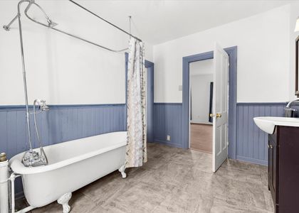 49-201 S Main St-UpperFullBathroom2-48