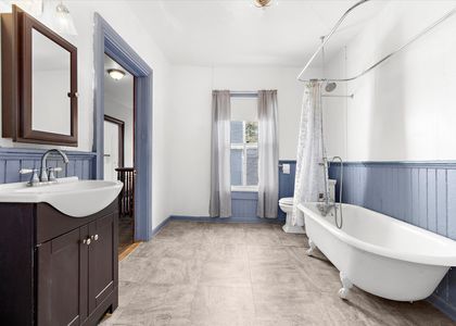 50-201 S Main St-UpperFullBathroom3-49