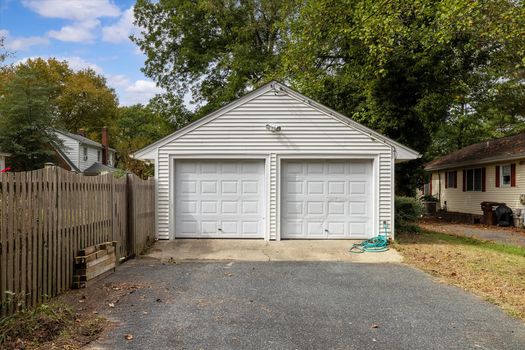 13-12-Detached Garage-Jmrealestatephotos.com_1201 Hambrooks Blvd_11