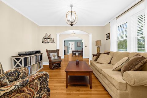 27-21-Family Room-Jmrealestatephotos.com_1201 Hambrooks Blvd_32