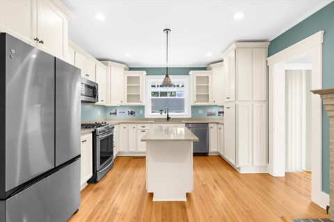 32-25-Kitchen-Jmrealestatephotos.com_1201 Hambrooks Blvd_35