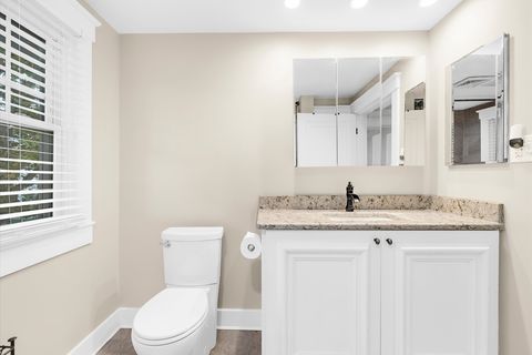 61-54-Upstarid Full Bath-Jmrealestatephotos.com_1201 Hambrooks Blvd_54