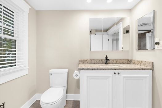 61-54-Upstarid Full Bath-Jmrealestatephotos.com_1201 Hambrooks Blvd_54