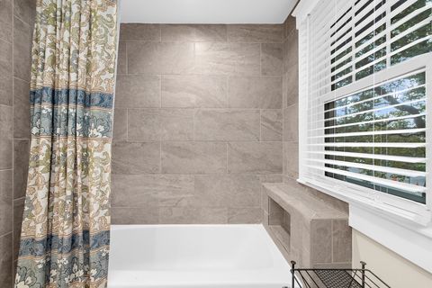 63-56-Upstarid Full Bath-Jmrealestatephotos.com_1201 Hambrooks Blvd_60