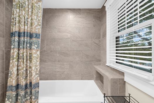 63-56-Upstarid Full Bath-Jmrealestatephotos.com_1201 Hambrooks Blvd_60