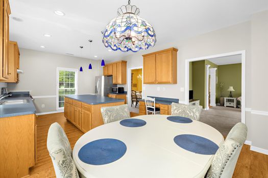 17-17 - Eat in Kitchen