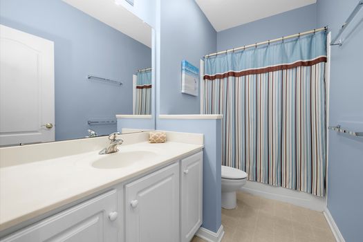 25-25 - Full Bathroom in Hallway