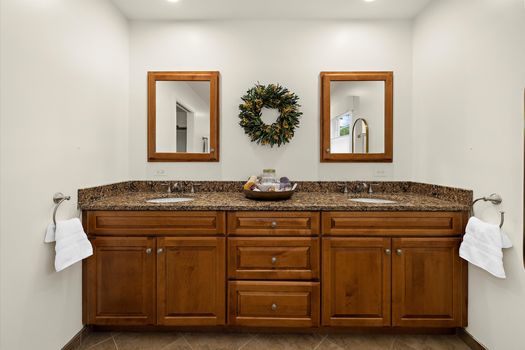 27-27 Primary Bathroom_709 Elwood Ave-36