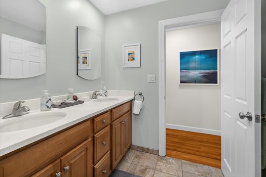 38-38 Full Bathroom_709 Elwood Ave-27