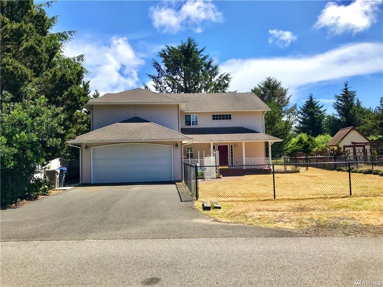 426 Lake West Lp NE, Ocean Shores, WA 98569