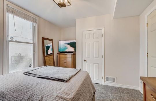 18-3rd St NE-018
