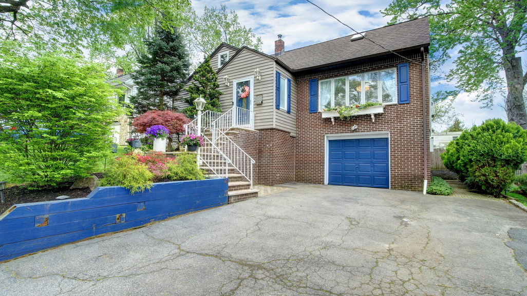 11 Byrne Mawr Rd – front with driveway