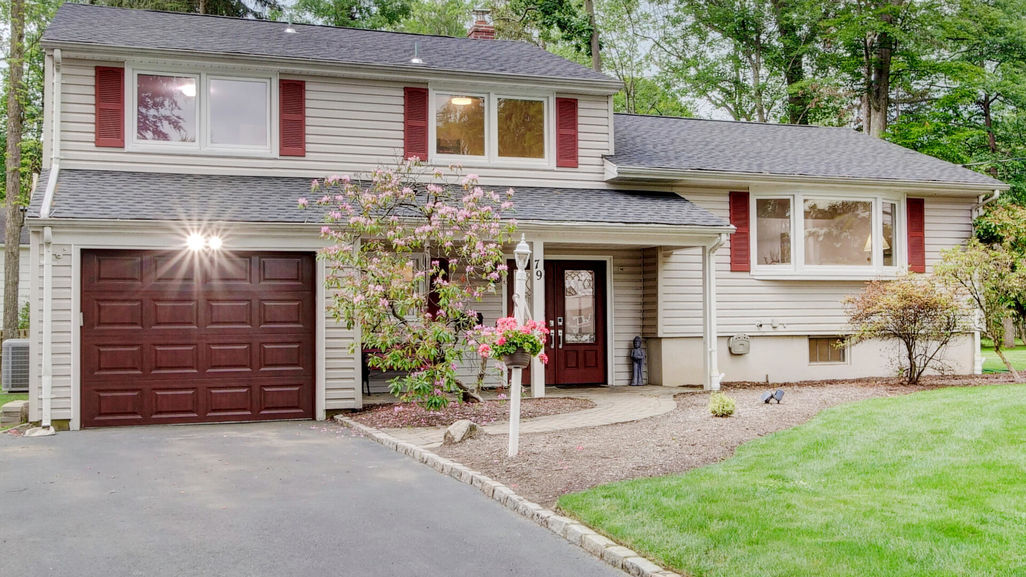 79 N Mitchell Ave Livingston -Exterior Front close up