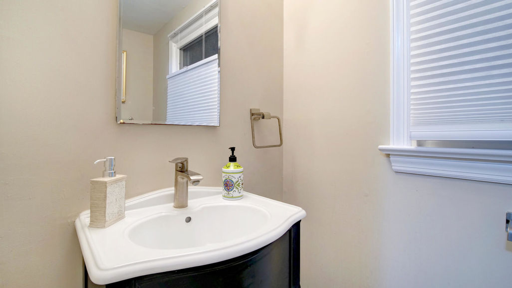 79 N Mitchell Ave Livingston- powder room