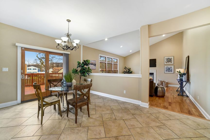 Eat in kitchen and FR HD