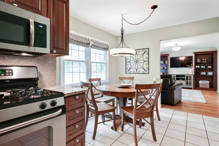 Kitchen eat in with family room