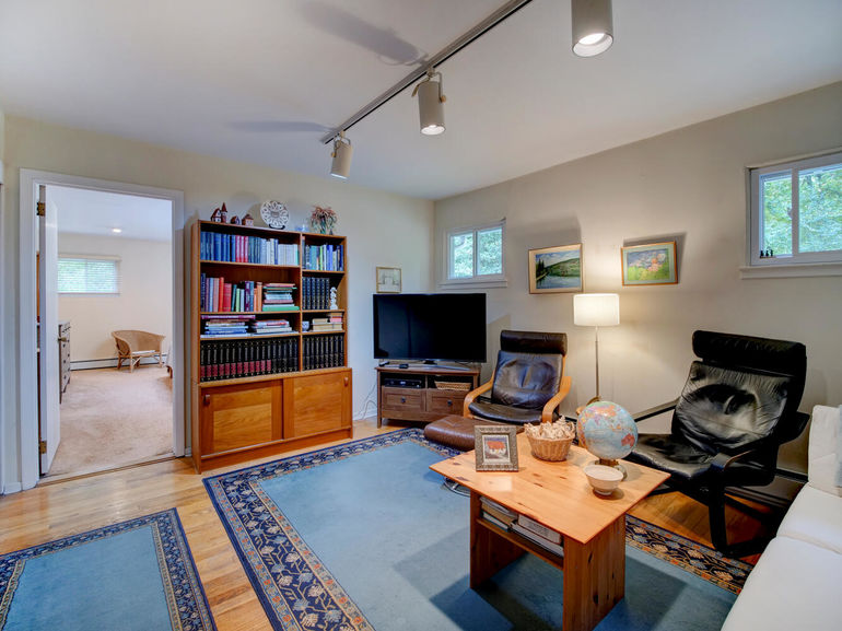 Master bedroom sitting room 2(L)