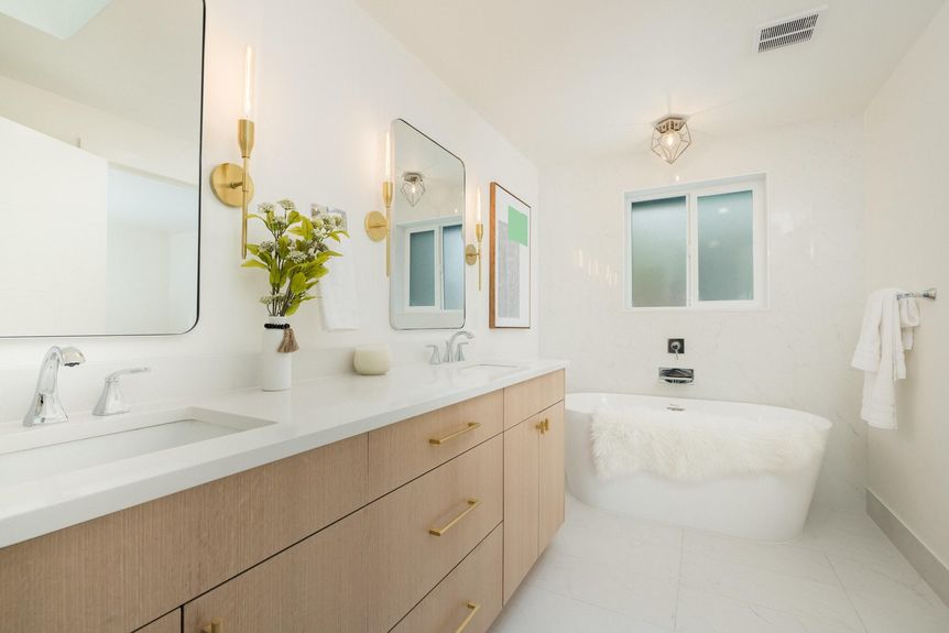 Stylishly updated bathroom with modern fixtures and soaking tub in remodeled home for open house in Valhalla Heights, Bend, Oregon