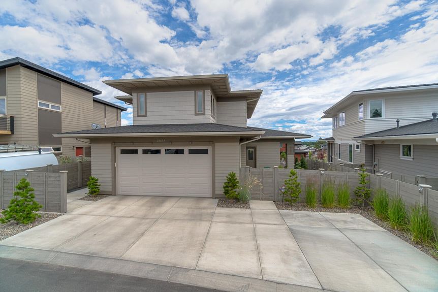 Level driveway and garage entrance in Bend Oregon home