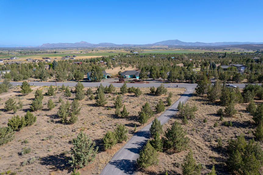 5-Acre Tranquil Property in Powell Butte, Central Oregon: Cascade and Smith Rock Views