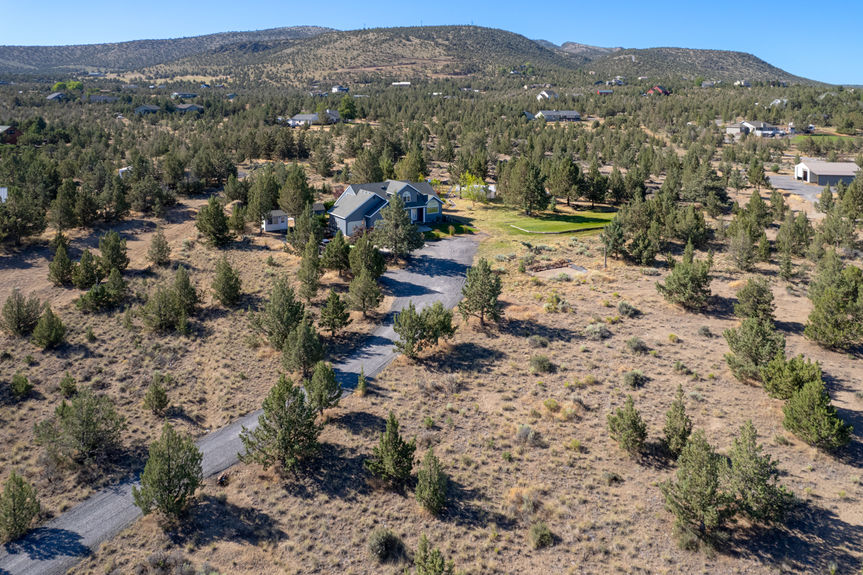 5-Acre Tranquil Property in Powell Butte, Central Oregon: Cascade and Smith Rock Views