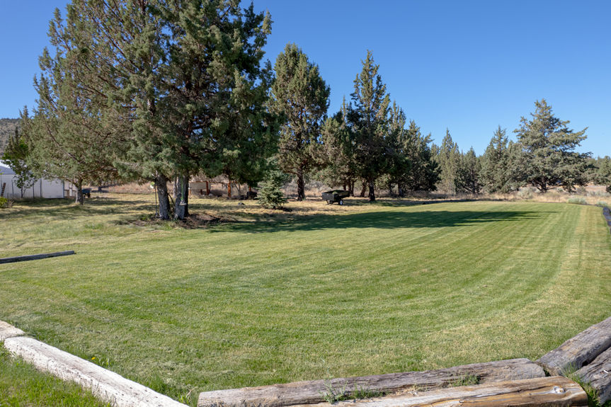 5-Acre Tranquil Property in Powell Butte, Central Oregon: Cascade and Smith Rock Views