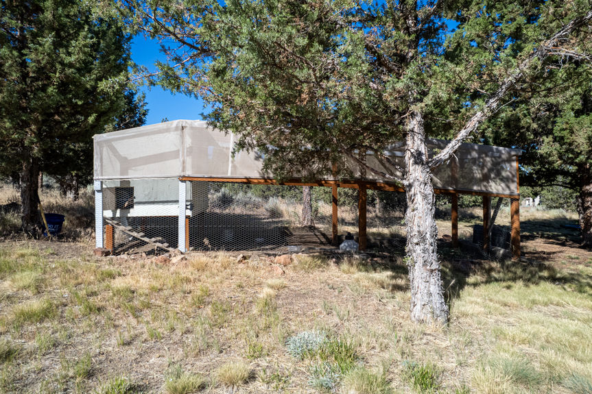5-Acre Tranquil Property in Powell Butte, Central Oregon: Cascade and Smith Rock Views