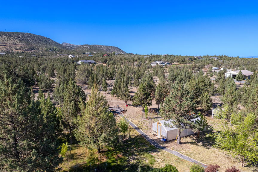 5-Acre Tranquil Property in Powell Butte, Central Oregon: Cascade and Smith Rock Views