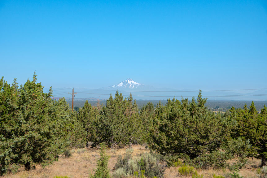 5-Acre Tranquil Property in Powell Butte, Central Oregon: Cascade and Smith Rock Views
