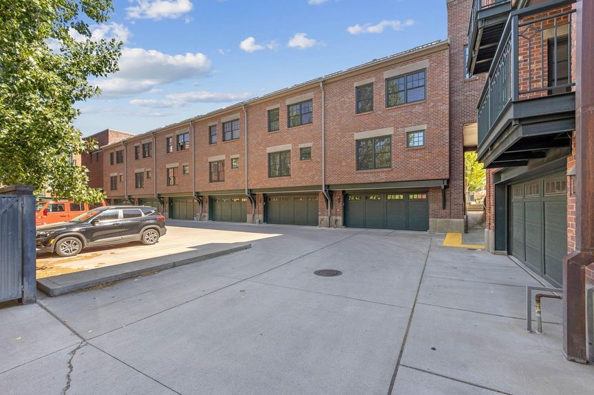 Stunning Brownstone at 974 SW Industrial Way, Bend