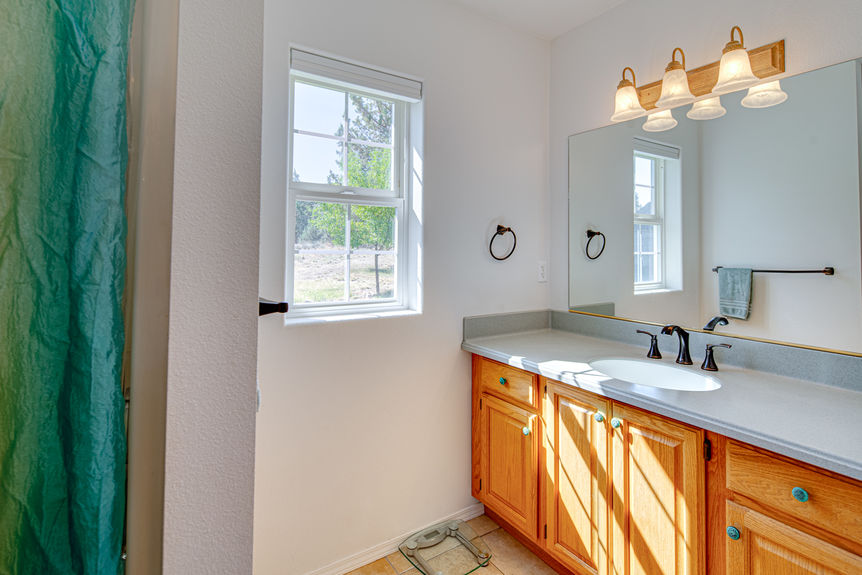 5-Acre Tranquil Property in Powell Butte, Central Oregon: Cascade and Smith Rock Views