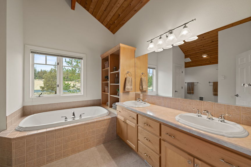 16045 Fox Ridge Tiffany Vasquez Bend Real Estate Bend Oregon LifeinBend73-web-or-mls-Riley Visuals-74