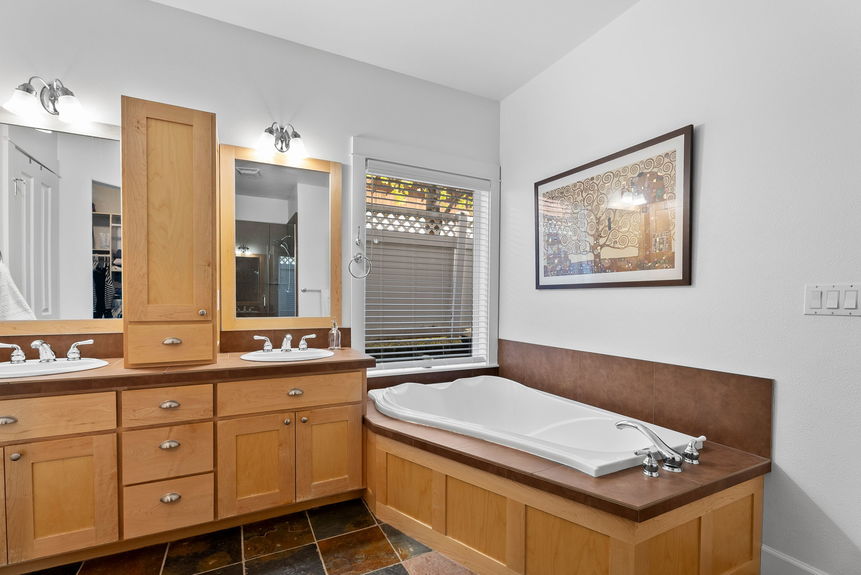 2443 NW Awbrey Rd Bend Tiffany Vasquez54-web-or-mls-Riley Visuals-54