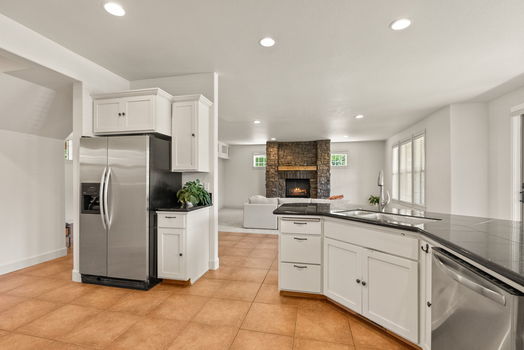 2287 NW Meadow Ct Bend Kitchen to living Shevlin Meadow Summit West Tiffany Vasquez Top 1% Bend Realtor