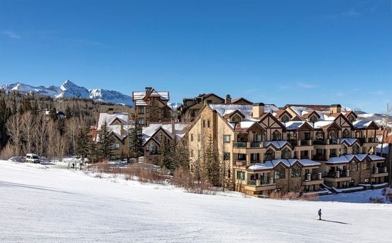 Dakota Place Condos Img 3