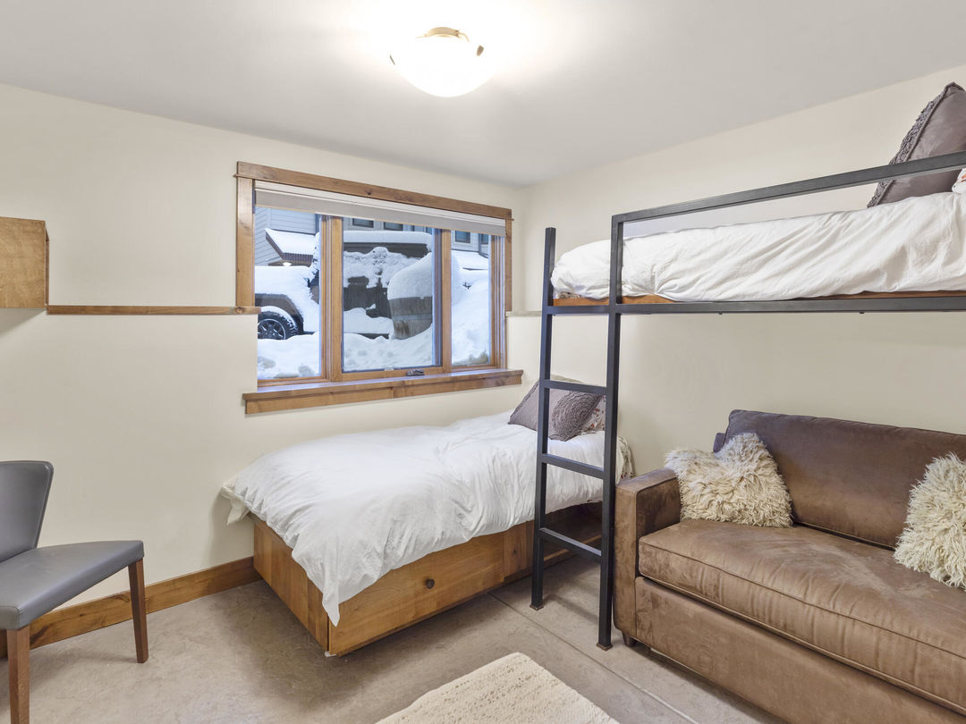 C12A3469-002-003-2048&#215;1536