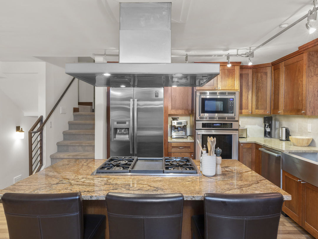 C12A3512-020-020-2048&#215;1536