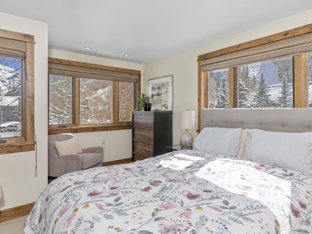 C12A3621-038-046-2048&#215;1536